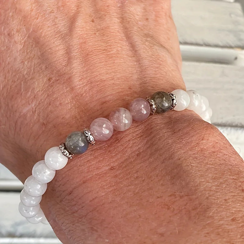 SoulTrio™ – Pulseira Espiritual com Pedra da Lua, Labradorita e Quartzo Rosa.
Três pedras, uma jornada: calma, renascimento e amor próprio em cada detalhe