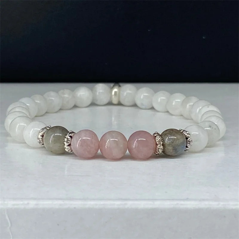 SoulTrio™ – Pulseira Espiritual com Pedra da Lua, Labradorita e Quartzo Rosa.
Três pedras, uma jornada: calma, renascimento e amor próprio em cada detalhe