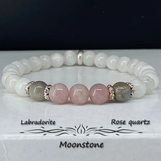 SoulTrio™ – Pulseira Espiritual com Pedra da Lua, Labradorita e Quartzo Rosa.
Três pedras, uma jornada: calma, renascimento e amor próprio em cada detalhe