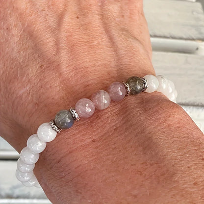 SoulTrio™ – Pulseira Espiritual com Pedra da Lua, Labradorita e Quartzo Rosa.
Três pedras, uma jornada: calma, renascimento e amor próprio em cada detalhe