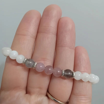 SoulTrio™ – Pulseira Espiritual com Pedra da Lua, Labradorita e Quartzo Rosa.
Três pedras, uma jornada: calma, renascimento e amor próprio em cada detalhe